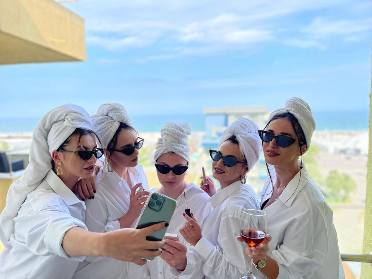 Valy Apartments Summerland Mamaia Bagian luar foto